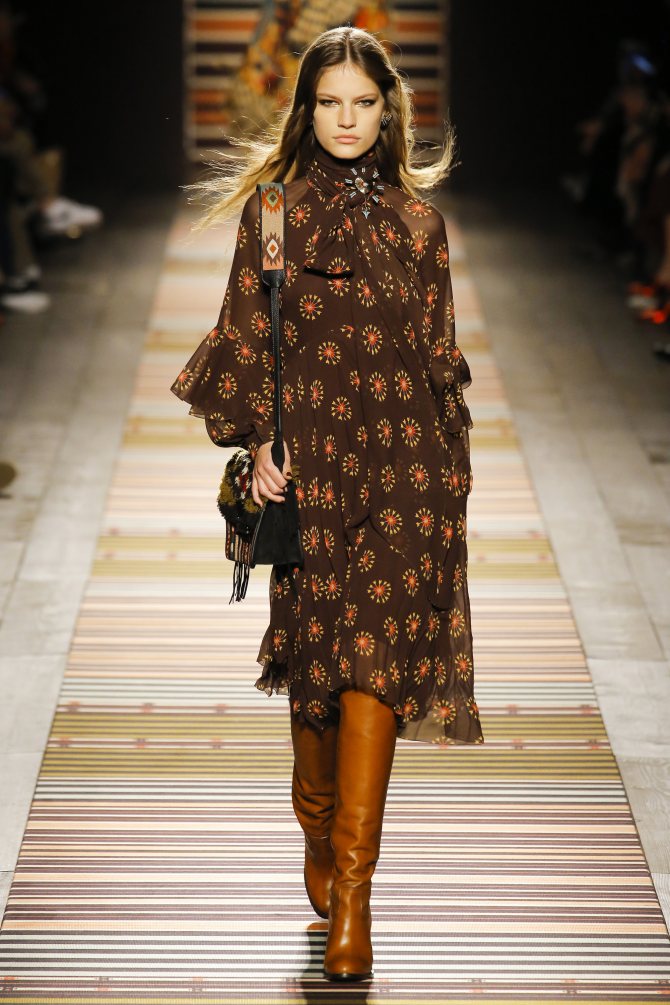 Etro расклешенное платье коричнего цвета с принтом 2018-2019