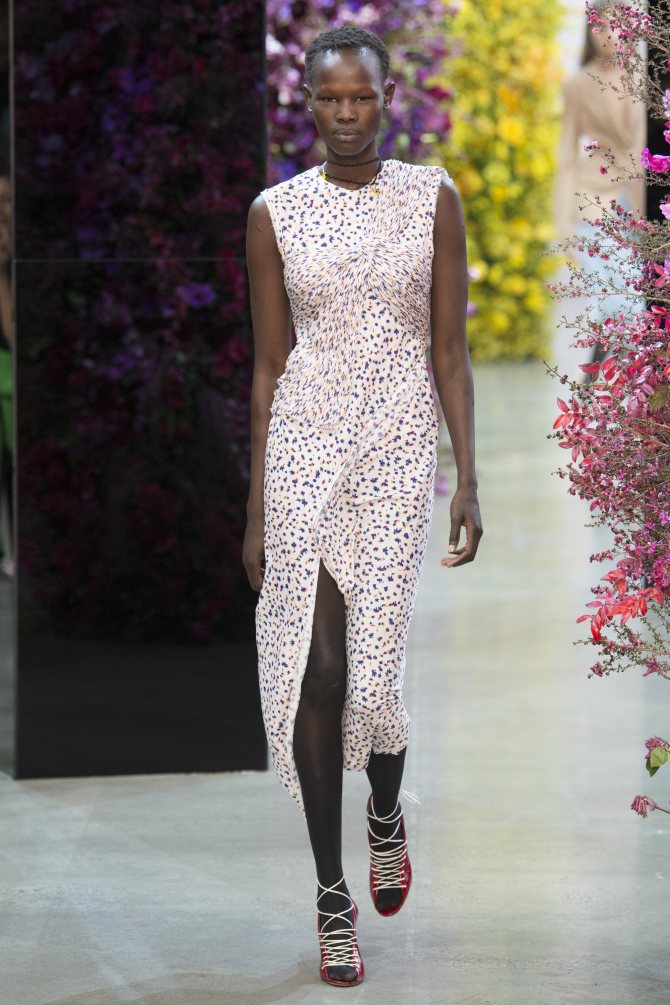 Jason Wu светлое прямое платье с принтом и длинным разрезом 2018-2019.