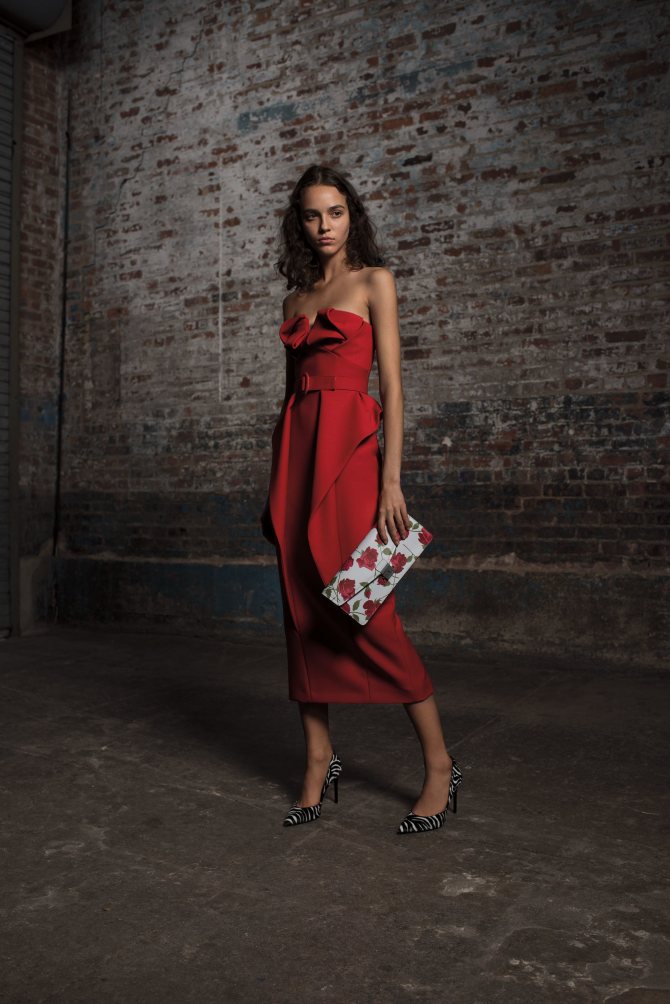 Michael Kors Collection красное удлиненное платье декольте 2018-2019