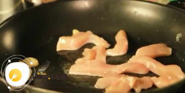 На сковородку с ароматным маслом поместить полоски мяса