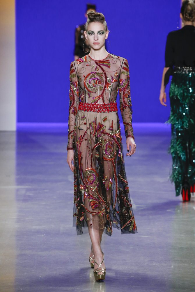 Naeem Khan платье из прозрачной ткани с ярким принтом красных тонов 2018-2019.