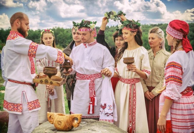 Одежда с сакральным узором на свадьбу