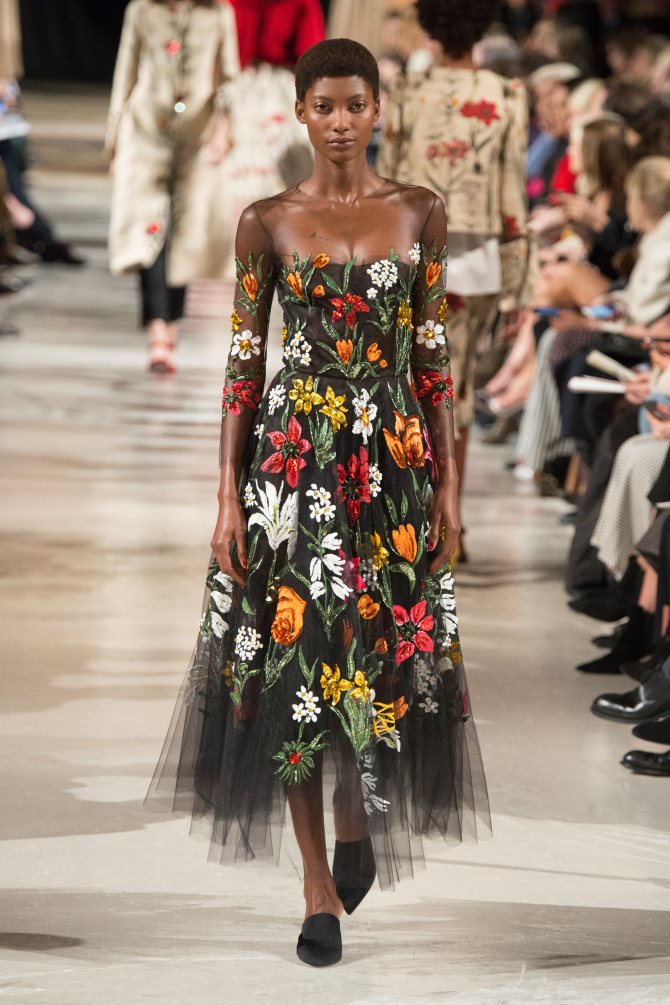 Oscar de la Renta черное платье с очень ярким цветочным принтом 2018-2019.