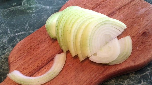 Салат из вареной колбасы. Рецепты простые с сухариками, огурцом, сыром, яйцами, помидорами, кукурузой