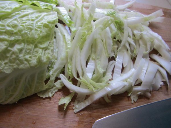 Салат из вареной колбасы. Рецепты простые с сухариками, огурцом, сыром, яйцами, помидорами, кукурузой