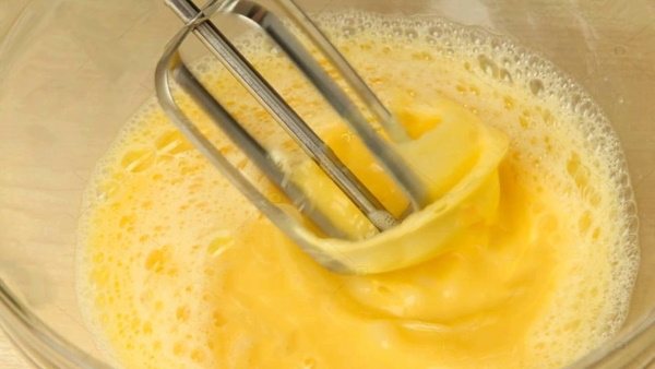 Салат из вареной колбасы. Рецепты простые с сухариками, огурцом, сыром, яйцами, помидорами, кукурузой