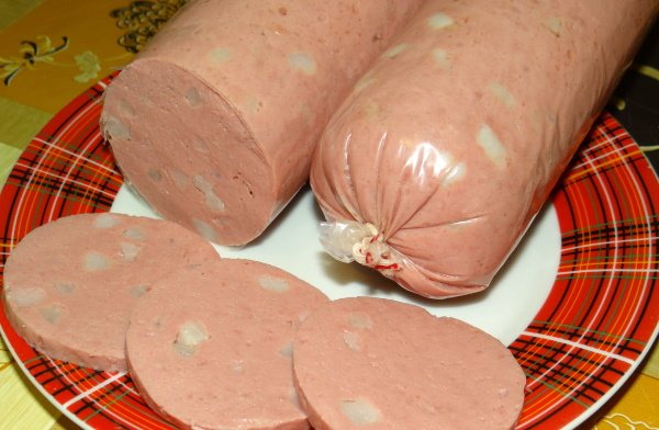 Салат из вареной колбасы. Рецепты простые с сухариками, огурцом, сыром, яйцами, помидорами, кукурузой