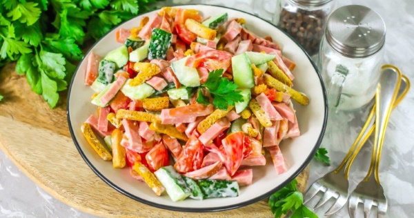 Салат из вареной колбасы. Рецепты простые с сухариками, огурцом, сыром, яйцами, помидорами, кукурузой