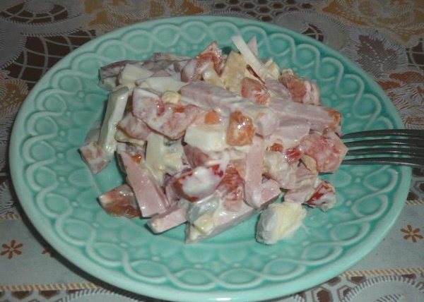 Салат из вареной колбасы. Рецепты простые с сухариками, огурцом, сыром, яйцами, помидорами, кукурузой