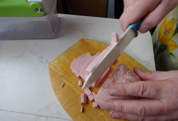 Салат из вареной колбасы. Рецепты простые с сухариками, огурцом, сыром, яйцами, помидорами, кукурузой