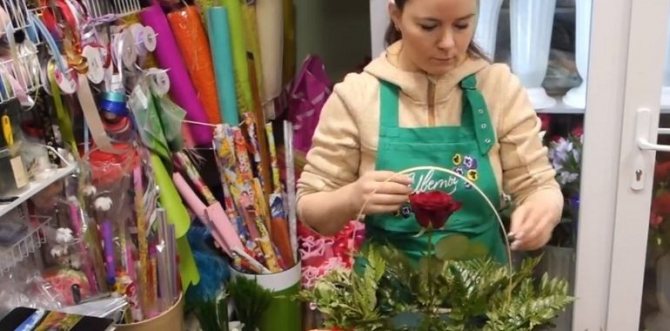 Сборка из роз в корзинке