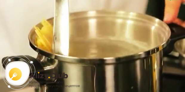 Вскипятить в кастрюльке 1,5 л воды, посолить 1 ч. л. соли